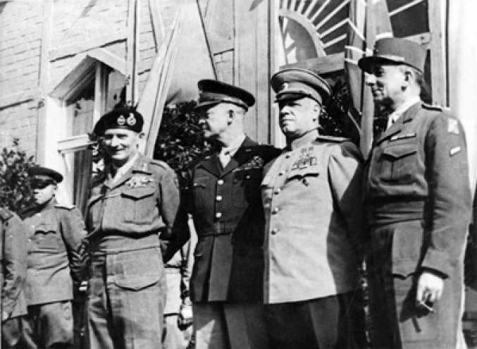 Berlin, 5. Juni 1945: Die Oberbefehlshaber der vier Besatzungsmächte treffen sich zur ersten Sitzung des Alliierten Kontrollrats. Sie verabschieden vier Dokumente:
- Erklärung in Anbetracht der Niederlage Deutschlands, 
- Feststellung über die...