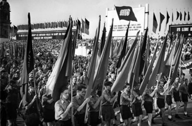 Kampftag der Arbeiterklasse: Jedes Jahr zum 1. Mai vollzieht sich in der DDR das gleiche, staatlich verordnete Ritual: Das Volk marschiert an den Repräsentanten der Partei- und Staatsführung vorbei. Damit soll die Einheit zwischen Volk und Staatsführung...