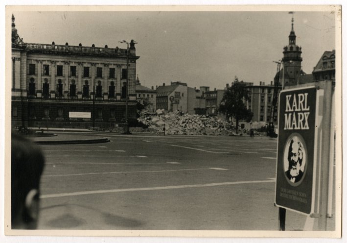 Ein Bild mit Symbolkraft: Karl Marx vor den Trümmern der soeben gesprengten Universitätskirche. Quelle: Robert-Havemann-Gesellschaft