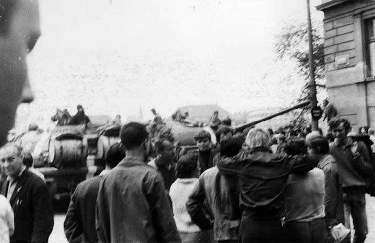 Zwei Jugendliche aus der DDR wollen sich den Prager Frühling aus der Nähe anschauen und geraten in den Strudel der Ereignisse. Sie fotografieren den Einmarsch der Warschauer-Pakt-Truppen in Prag. Auf abenteuerlichen Wegen schlagen sie sich zurück in...