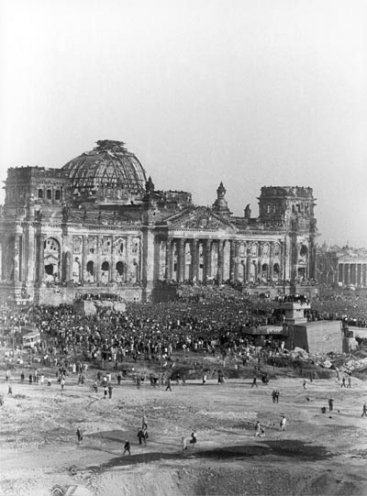 Nach der Währungsreform in den westlichen Besatzungszonen soll die D-Mark auch in den Westsektoren Berlins eingeführt werden. Daraufhin blockieren sowjetische Truppen in der Nacht zum 24. Juni 1948 alle Zufahrtswege nach West-Berlin. Während der Blockade...