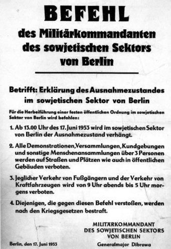 Der Befehl des sowjetischen Militärkommandanten über die Verhängung des Ausnahmezustands für den sowjetischen Sektor von Berlin wird am Mittag des 17. Juni über den DDR-Rundfunk verlesen. Die Sowjets verhängen den Ausnahmezustand in 167 der insgesamt...