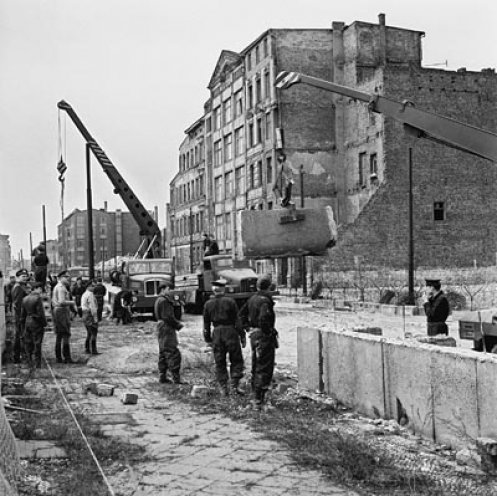 Berlin, 13. August 1961: Der Ostsektor wird hermetisch abgeriegelt. Volkspolizei und Nationale Volksarmee errichten in der Zimmerstraße die Mauer.