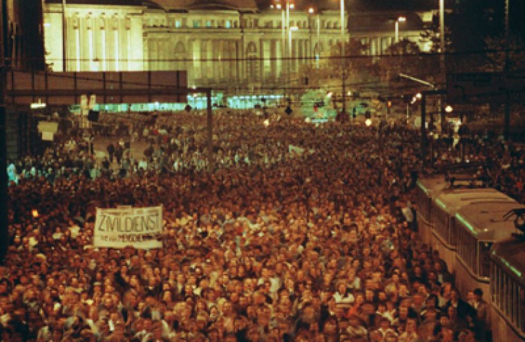 Am 9. Oktober 1989 demonstrieren mehr als 70.000 Menschen in Leipzig friedlich gegen das SED 