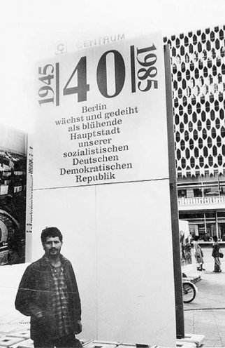 Roland Jahn illegal auf dem Alex. Nach seiner gewaltsamen Zwangsabschiebung und Ausbürgerung im Juni 1983 hat Roland Jahn Einreiseverbot in die DDR. Im April 1985 gelingt es ihm jedoch, über den Ostberliner Transitflughafen Schönefeld unbemerkt in...