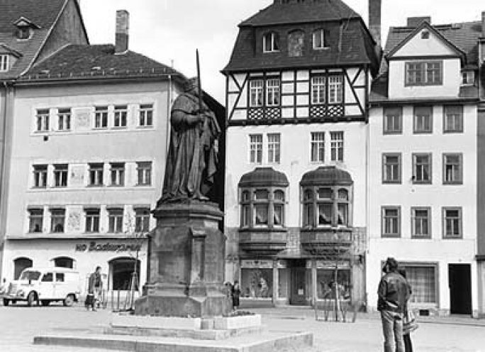 Der Alte Markt in Jena 1982 mit dem Denkmal des Kurfürsten Johann Friedrich, dem Gründer der Universität.